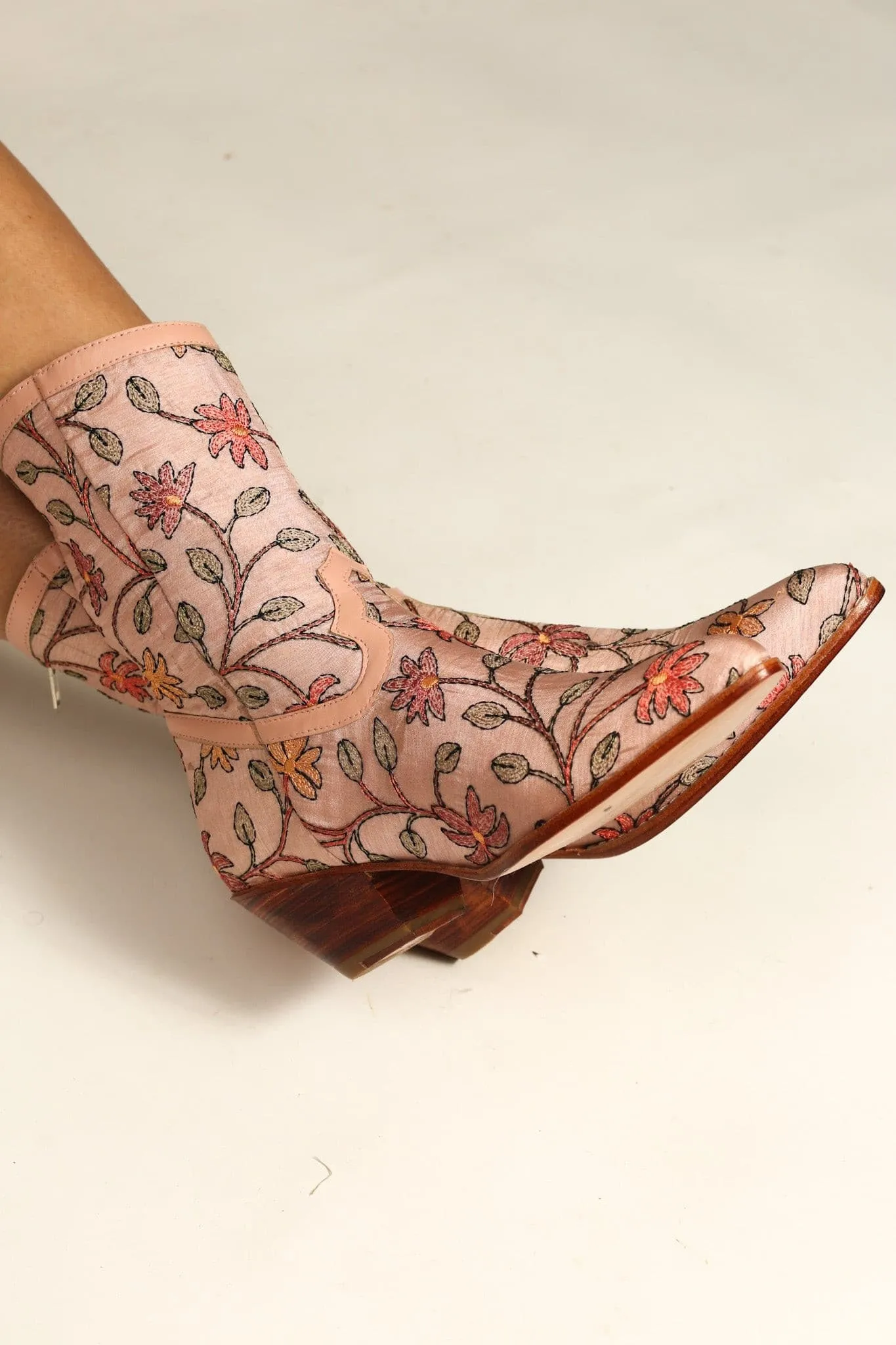 EMBROIDERED BOOTS BEATA