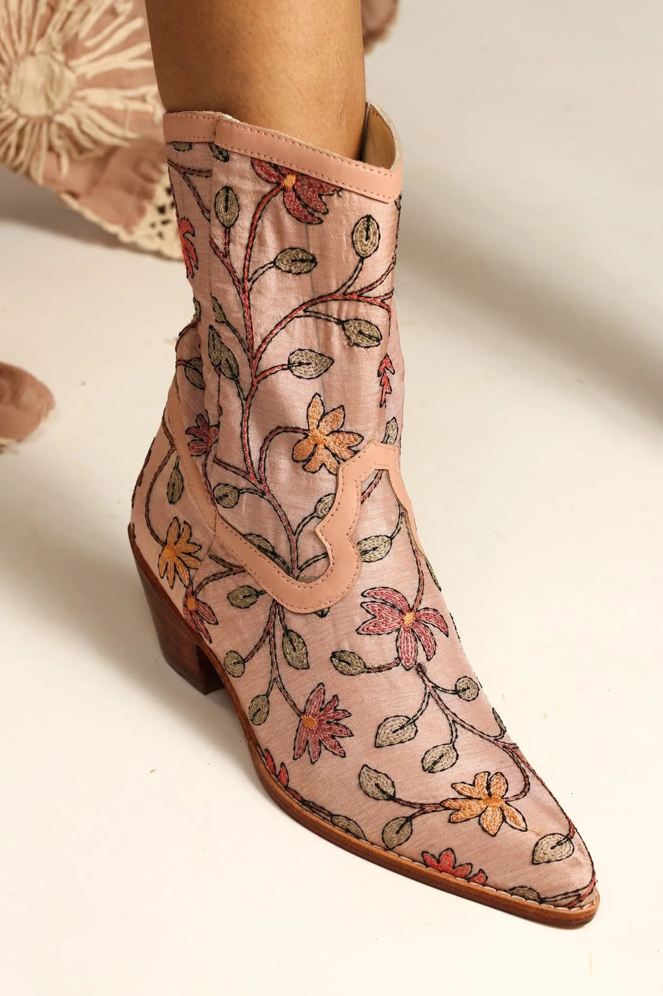 EMBROIDERED BOOTS BEATA