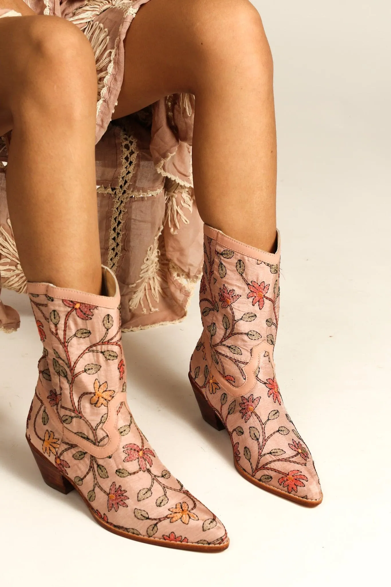 EMBROIDERED BOOTS BEATA